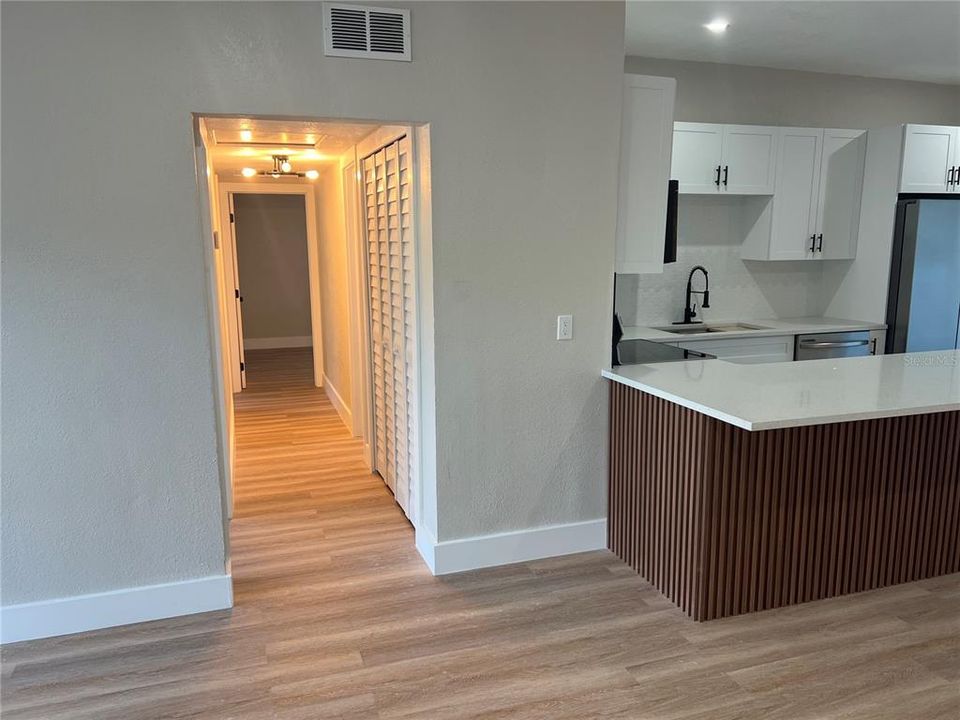 合同活跃: $360,000 (4 贝兹, 2 浴室, 1610 平方英尺)