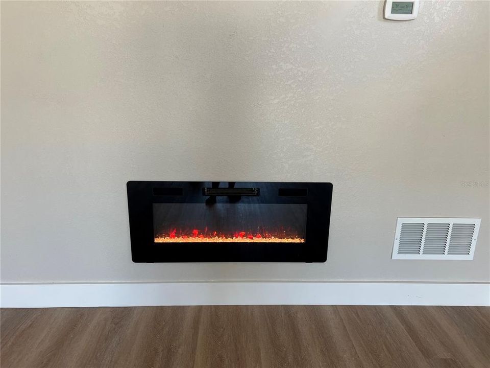 合同活跃: $360,000 (4 贝兹, 2 浴室, 1610 平方英尺)