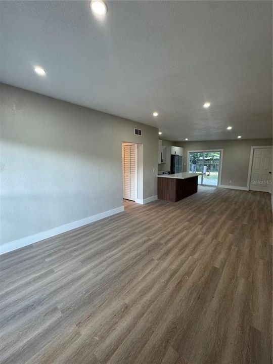 合同活跃: $360,000 (4 贝兹, 2 浴室, 1610 平方英尺)