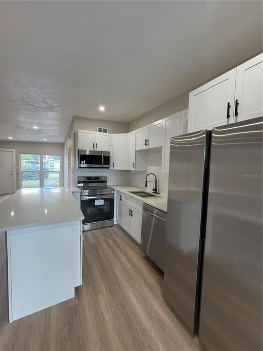 合同活跃: $360,000 (4 贝兹, 2 浴室, 1610 平方英尺)