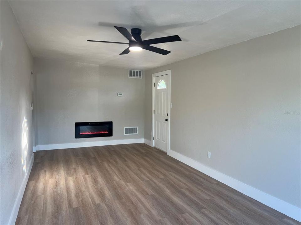 合同活跃: $360,000 (4 贝兹, 2 浴室, 1610 平方英尺)