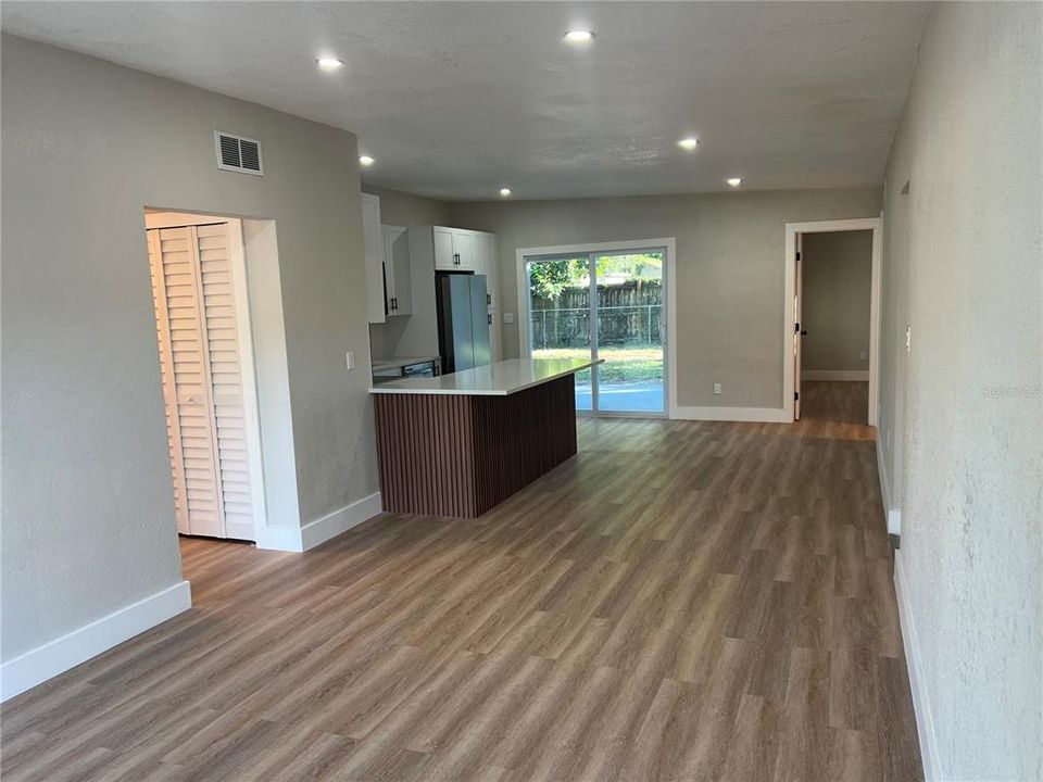 合同活跃: $360,000 (4 贝兹, 2 浴室, 1610 平方英尺)