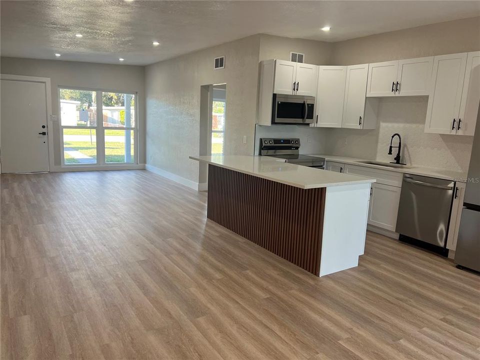 合同活跃: $360,000 (4 贝兹, 2 浴室, 1610 平方英尺)