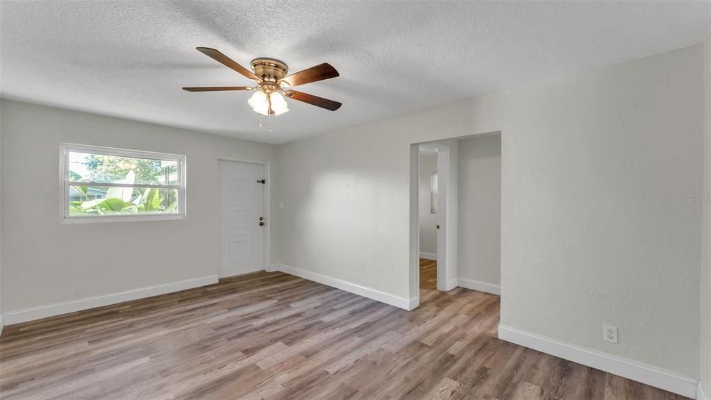 Activo con contrato: $219,900 (3 camas, 1 baños, 888 Pies cuadrados)