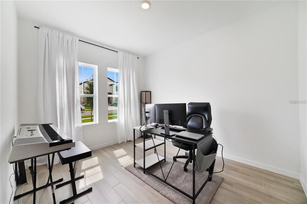 For Sale: $499,999 (5 beds, 3 baths, 2882 Square Feet)