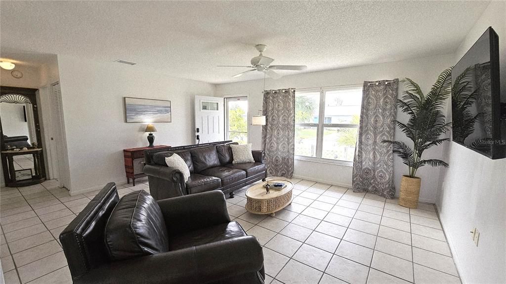 В аренду: $2,700 (2 спален, 1 ванн, 918 Квадратных фут)