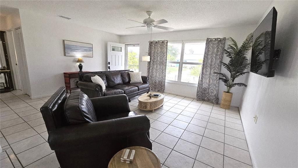 В аренду: $2,700 (2 спален, 1 ванн, 918 Квадратных фут)