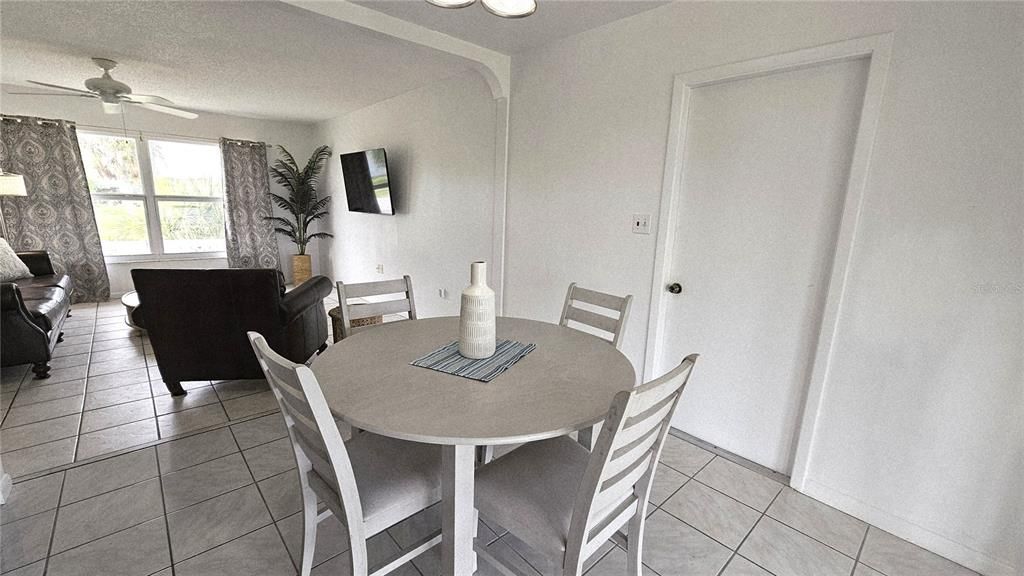 В аренду: $2,700 (2 спален, 1 ванн, 918 Квадратных фут)