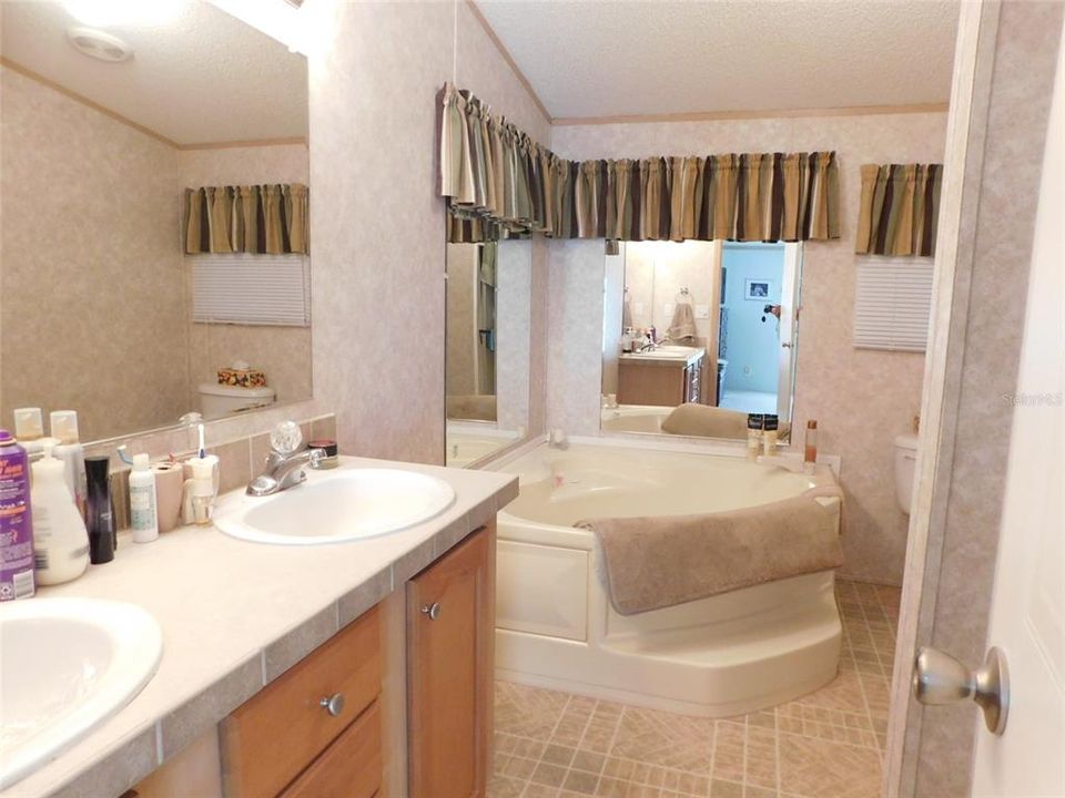 Active With Contract: $188,000 (2 beds, 2 baths, 1278 Square Feet)