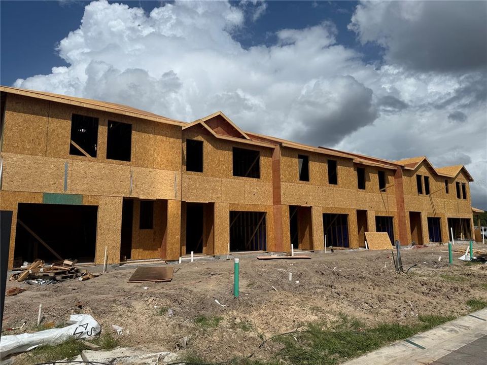 合同活跃: $388,391 (3 贝兹, 2 浴室, 1607 平方英尺)