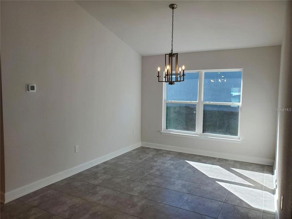 合同活跃: $2,095 (4 贝兹, 2 浴室, 1820 平方英尺)