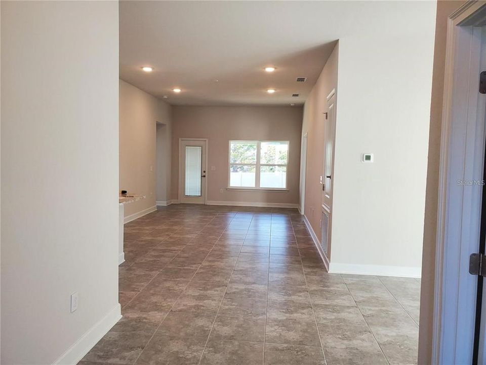 合同活跃: $2,095 (4 贝兹, 2 浴室, 1820 平方英尺)