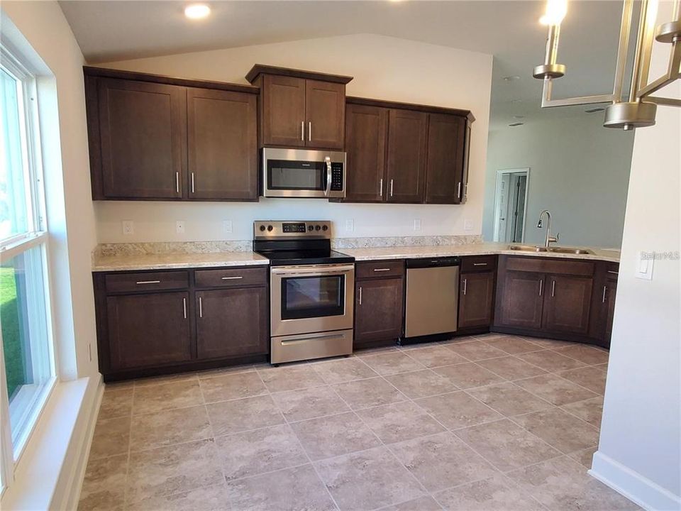 合同活跃: $2,095 (4 贝兹, 2 浴室, 1820 平方英尺)