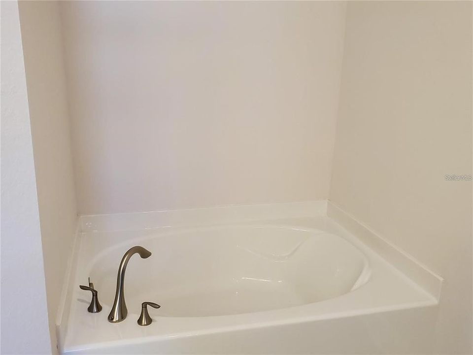 合同活跃: $2,095 (4 贝兹, 2 浴室, 1820 平方英尺)