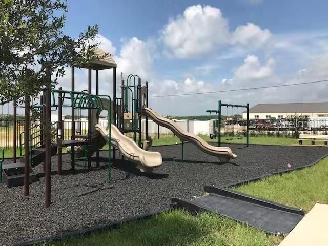 合同活跃: $2,095 (4 贝兹, 2 浴室, 1820 平方英尺)