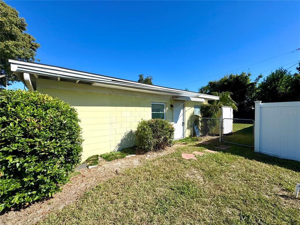 Active With Contract: $899 (0 beds, 1 baths, 350 Square Feet)