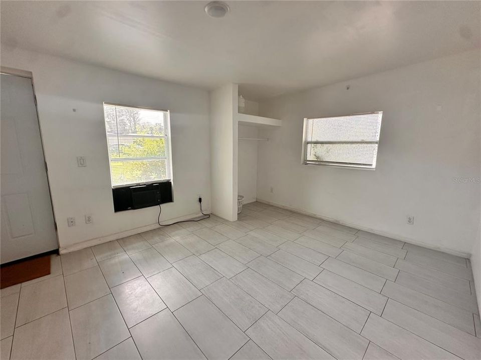 Active With Contract: $899 (0 beds, 1 baths, 350 Square Feet)