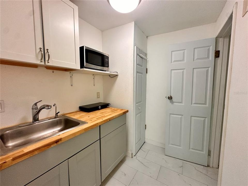 Active With Contract: $899 (0 beds, 1 baths, 350 Square Feet)