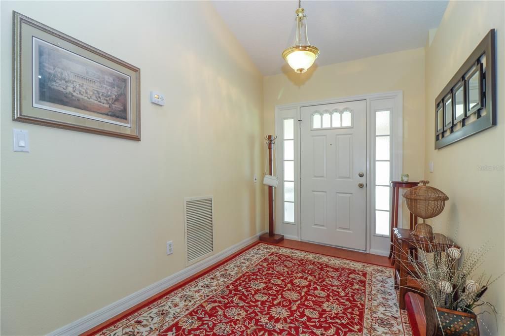 合同活跃: $299,000 (3 贝兹, 2 浴室, 2037 平方英尺)