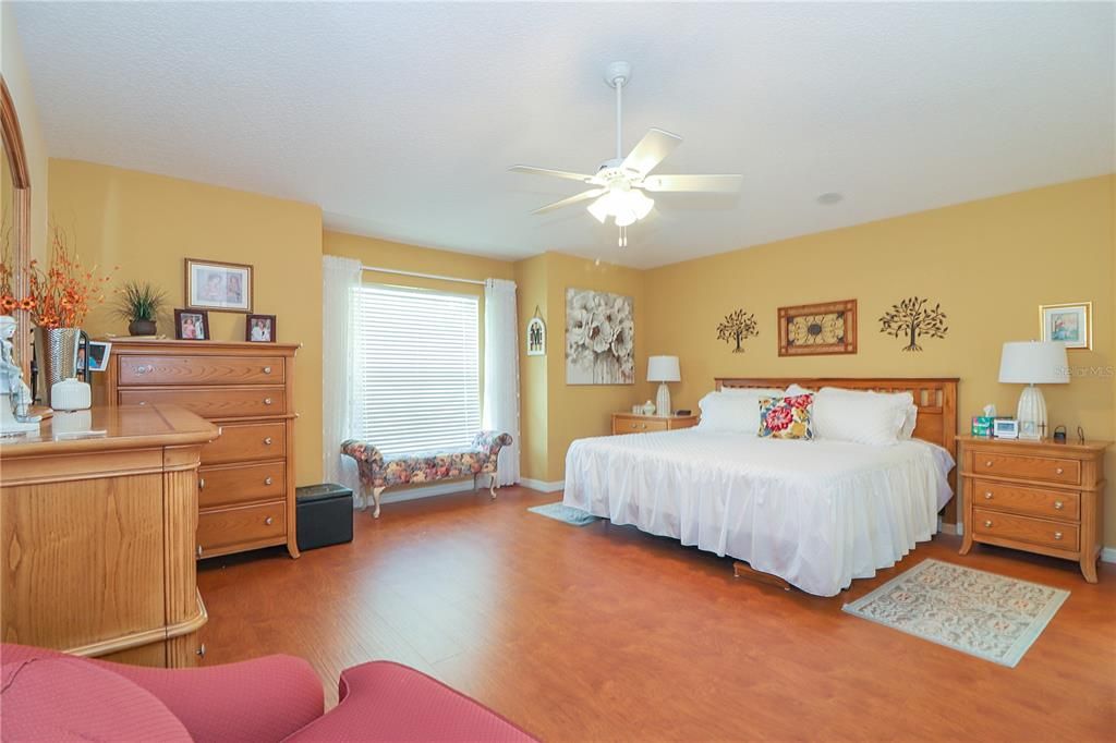 合同活跃: $299,000 (3 贝兹, 2 浴室, 2037 平方英尺)