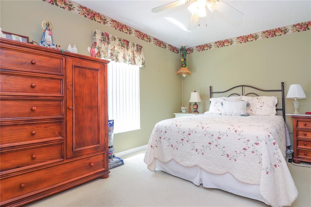 合同活跃: $299,000 (3 贝兹, 2 浴室, 2037 平方英尺)