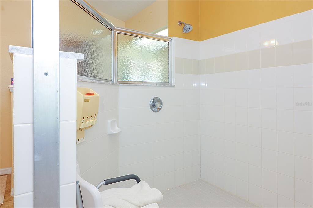 合同活跃: $299,000 (3 贝兹, 2 浴室, 2037 平方英尺)