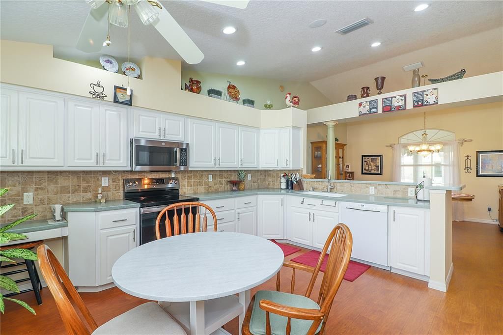 合同活跃: $299,000 (3 贝兹, 2 浴室, 2037 平方英尺)