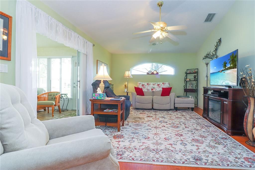 合同活跃: $299,000 (3 贝兹, 2 浴室, 2037 平方英尺)