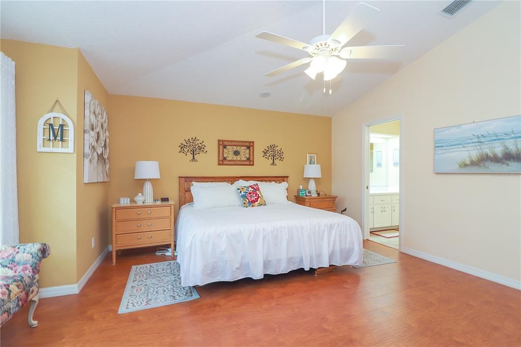 合同活跃: $299,000 (3 贝兹, 2 浴室, 2037 平方英尺)