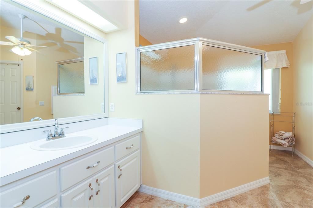 合同活跃: $299,000 (3 贝兹, 2 浴室, 2037 平方英尺)