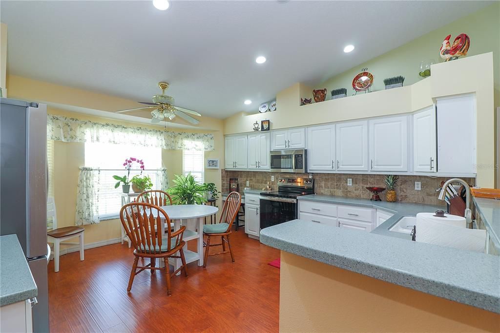 合同活跃: $299,000 (3 贝兹, 2 浴室, 2037 平方英尺)