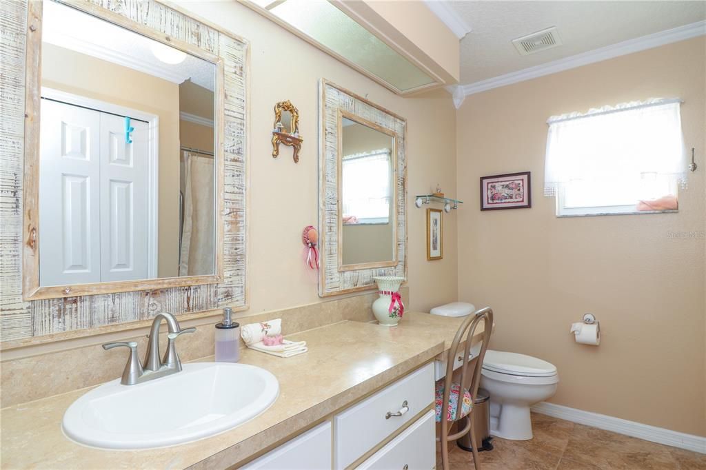 合同活跃: $299,000 (3 贝兹, 2 浴室, 2037 平方英尺)