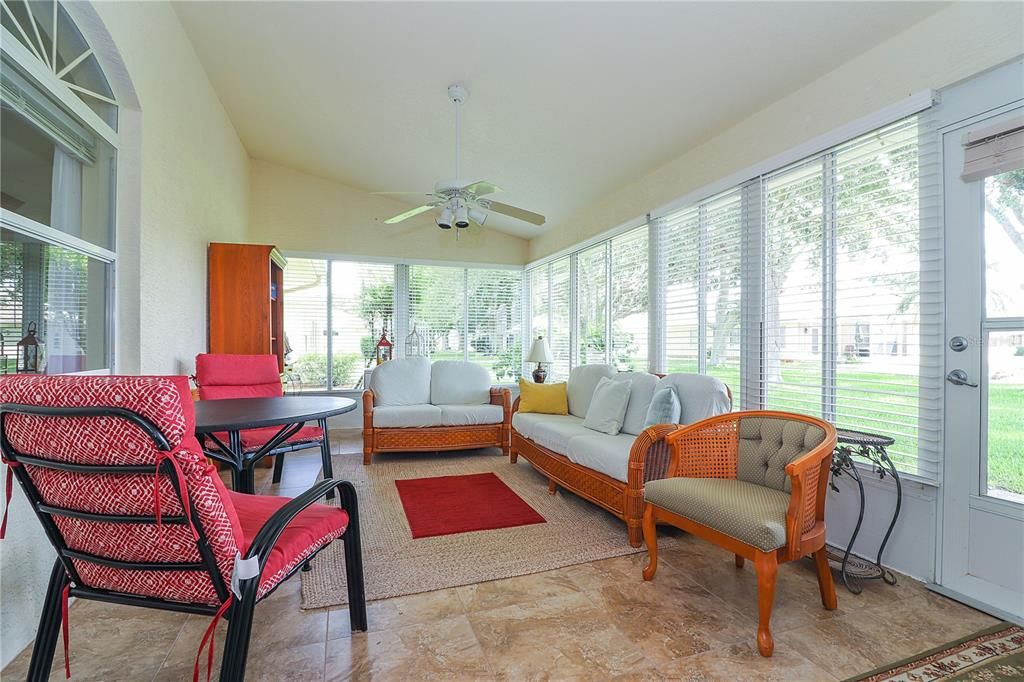 合同活跃: $299,000 (3 贝兹, 2 浴室, 2037 平方英尺)