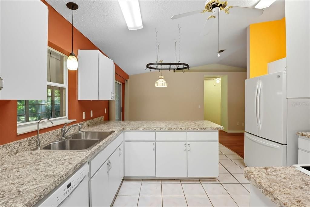 Active With Contract: $250,000 (2 beds, 2 baths, 1144 Square Feet)