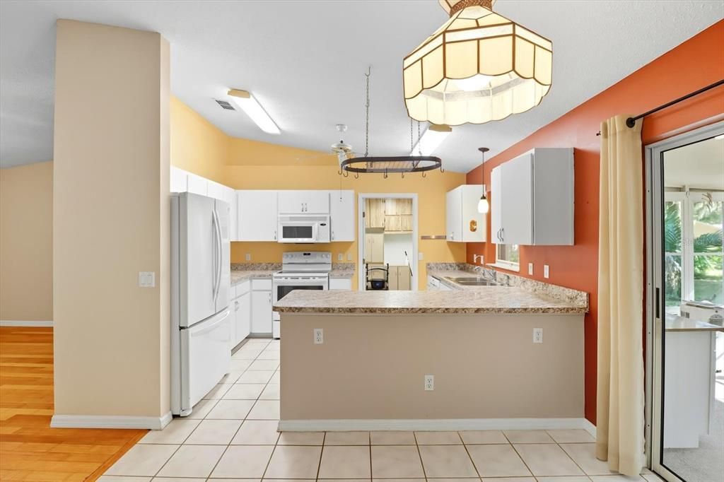 Active With Contract: $250,000 (2 beds, 2 baths, 1144 Square Feet)