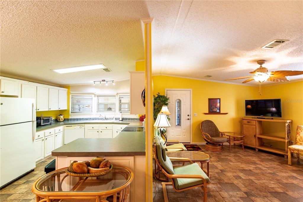 На продажу: $164,000 (2 спален, 2 ванн, 1188 Квадратных фут)