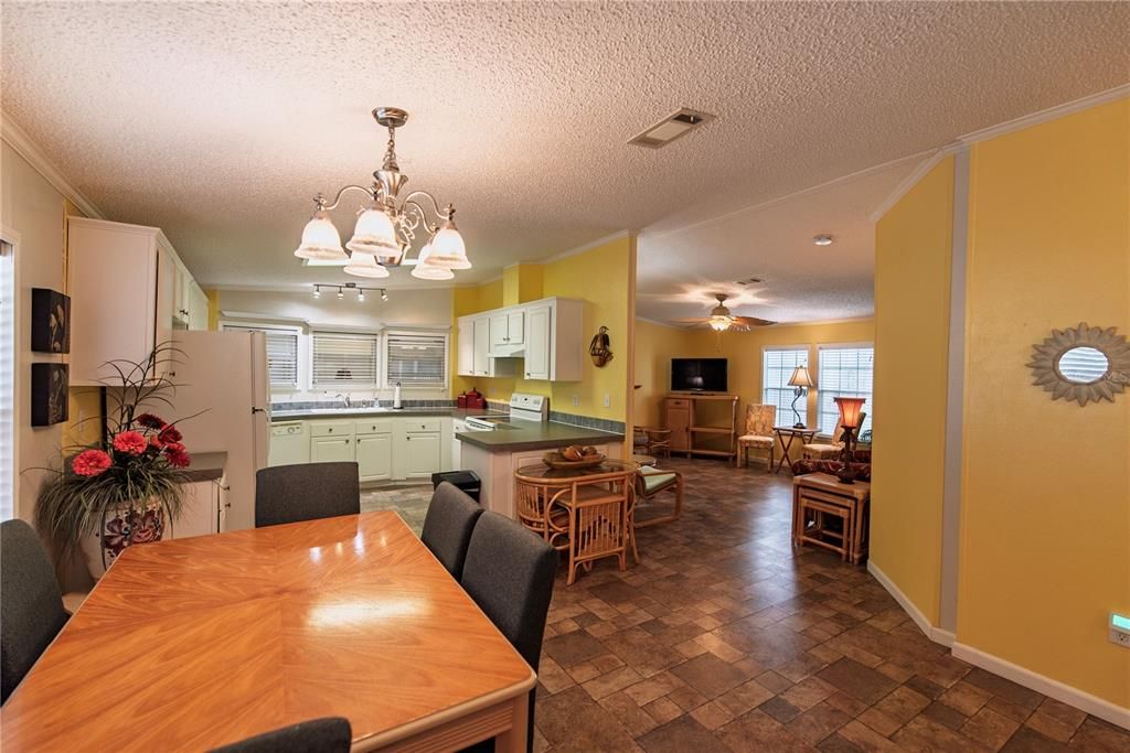 На продажу: $164,000 (2 спален, 2 ванн, 1188 Квадратных фут)