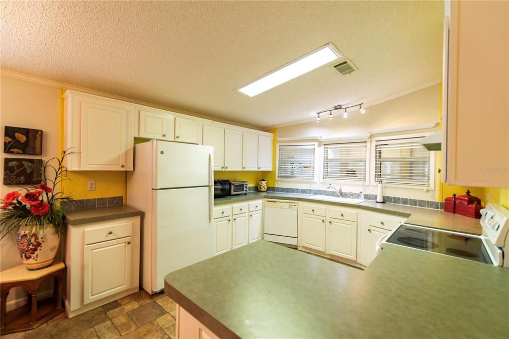 На продажу: $164,000 (2 спален, 2 ванн, 1188 Квадратных фут)