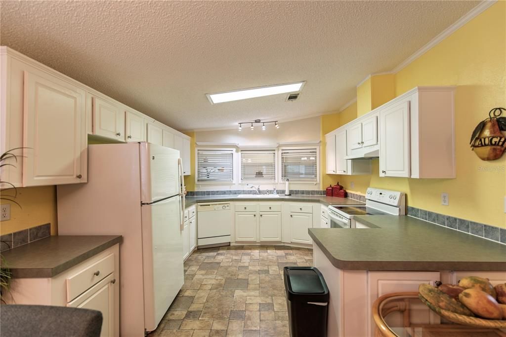 На продажу: $164,000 (2 спален, 2 ванн, 1188 Квадратных фут)