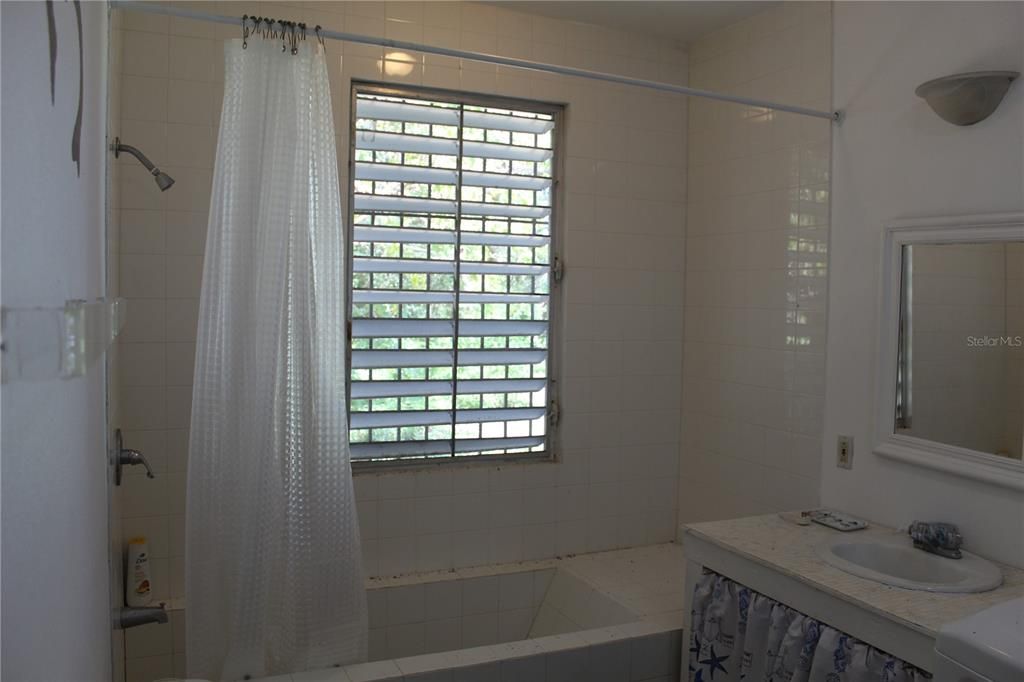 Activo con contrato: $359,000 (3 camas, 2 baños, 1500 Pies cuadrados)