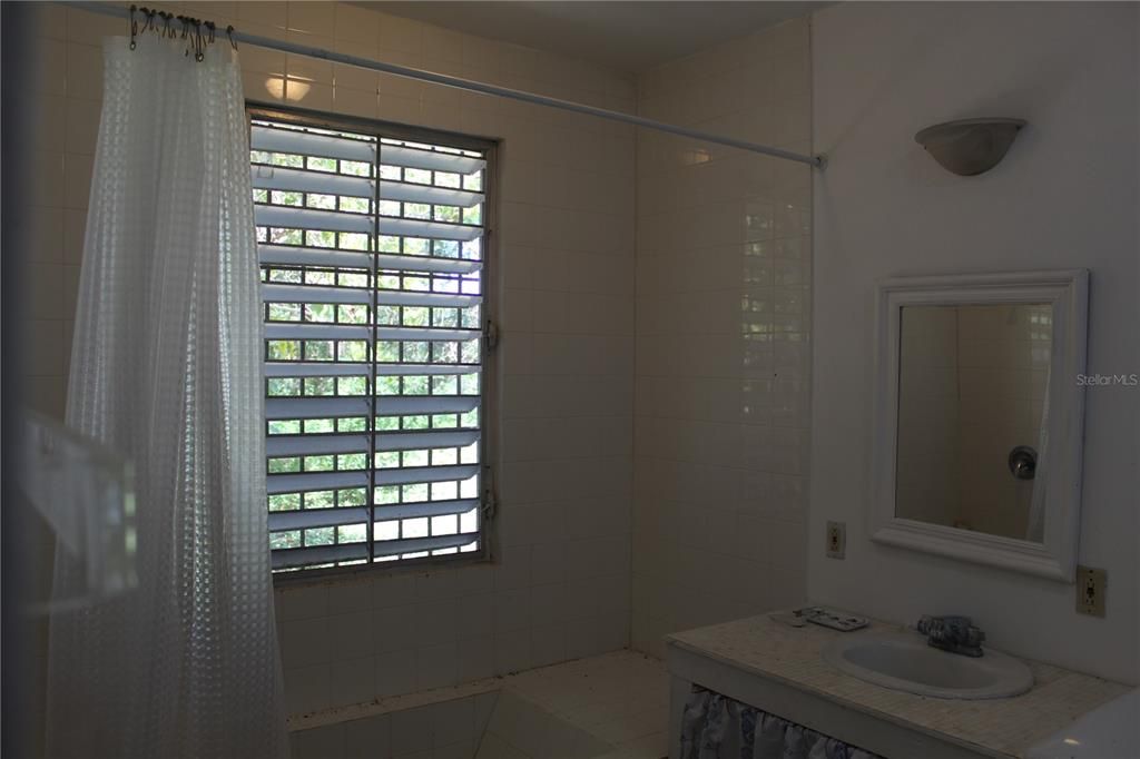 Activo con contrato: $359,000 (3 camas, 2 baños, 1500 Pies cuadrados)