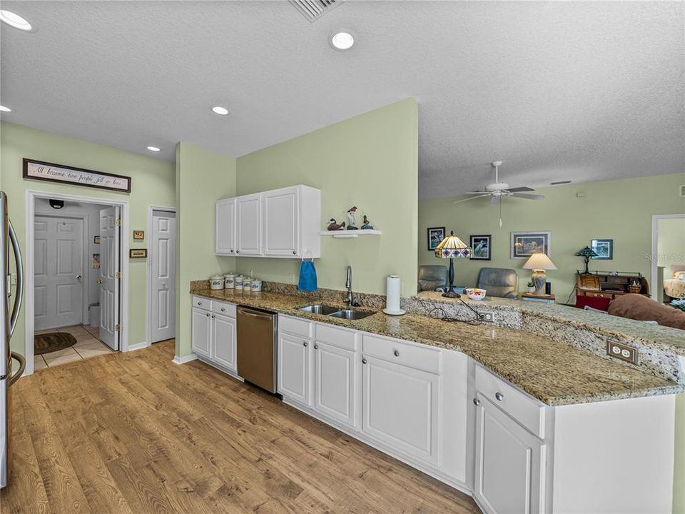 На продажу: $359,900 (3 спален, 2 ванн, 1816 Квадратных фут)