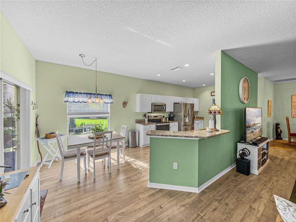 На продажу: $359,900 (3 спален, 2 ванн, 1816 Квадратных фут)