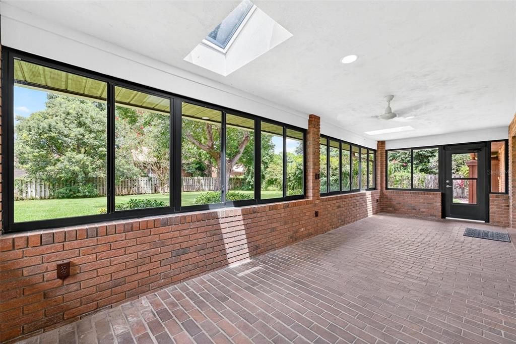 En Venta: $499,000 (3 camas, 2 baños, 2114 Pies cuadrados)