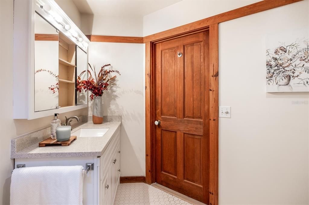 En Venta: $999,000 (3 camas, 2 baños, 2556 Pies cuadrados)