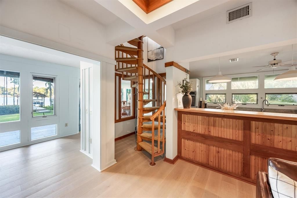 En Venta: $999,000 (3 camas, 2 baños, 2556 Pies cuadrados)