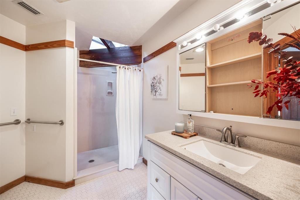 En Venta: $999,000 (3 camas, 2 baños, 2556 Pies cuadrados)