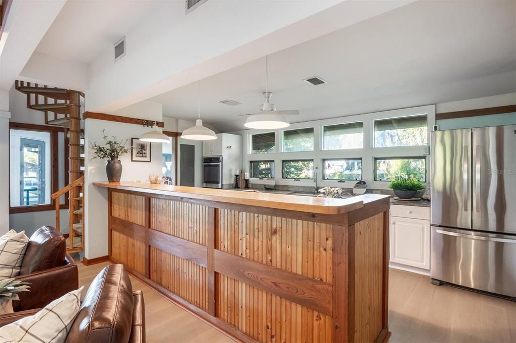 En Venta: $999,000 (3 camas, 2 baños, 2556 Pies cuadrados)