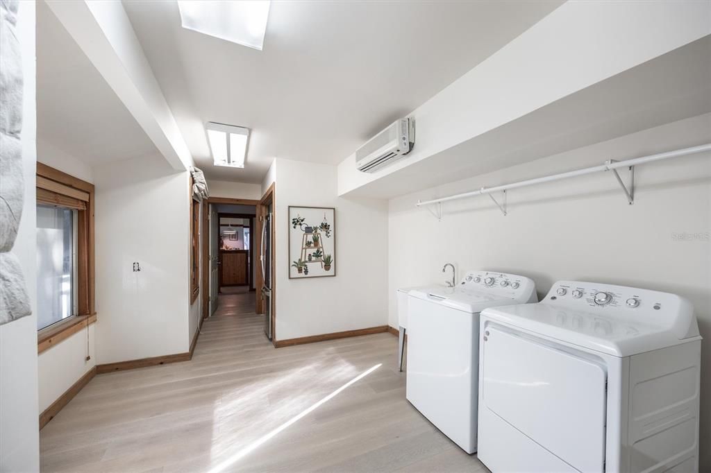 En Venta: $999,000 (3 camas, 2 baños, 2556 Pies cuadrados)