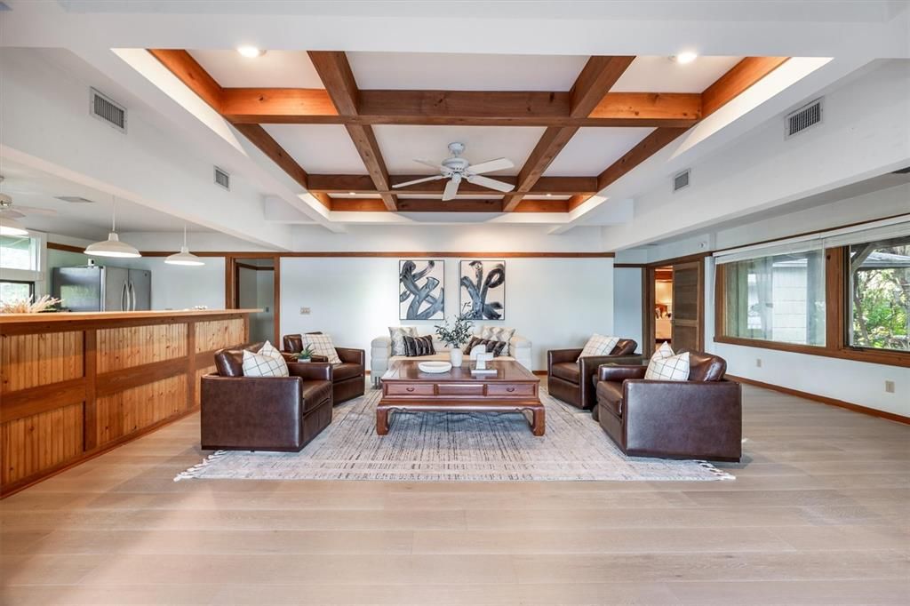 En Venta: $999,000 (3 camas, 2 baños, 2556 Pies cuadrados)